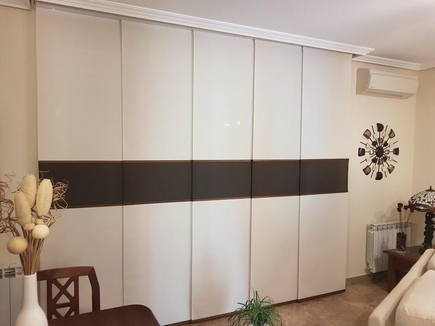 panel japonés con una franja marrón oscuro en el medio