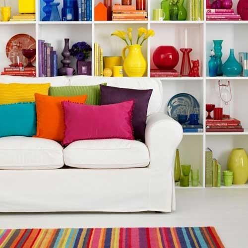 Sofa con cojines de diferentes colores