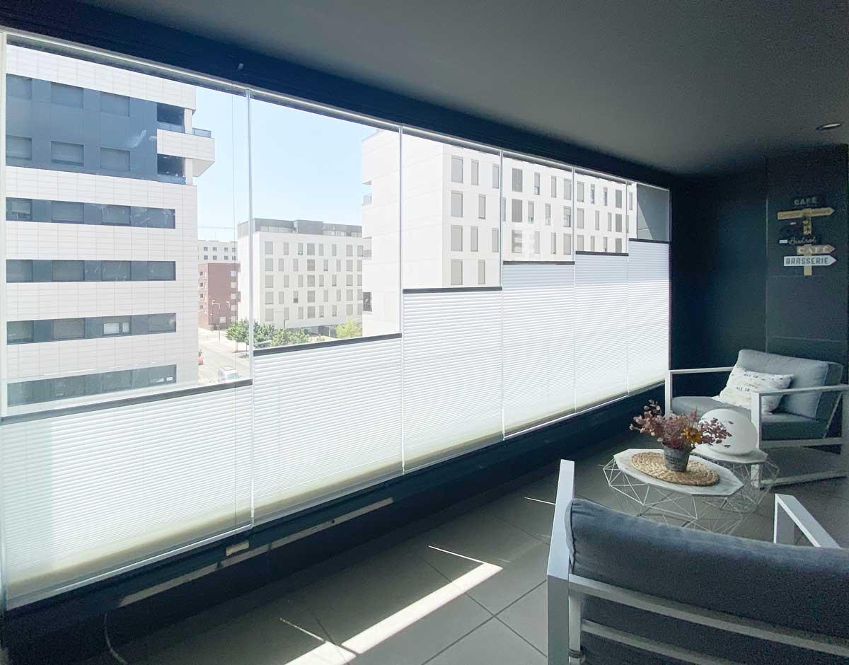 cortinas plisadas para una cortina de cristal a medida en sala moderna y elegante